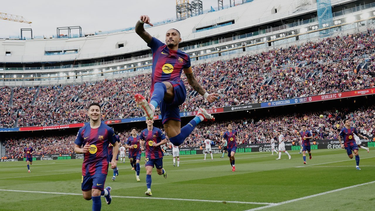 Raphinha Hattrick, Barcelona Pesta Gol 5-2 atas Sevilla