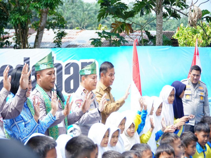 Bupati Kampar dan Kapolda Riau Ikuti Gladi Bersih Peresmian Jembatan Merah Putih di Desa Gobah