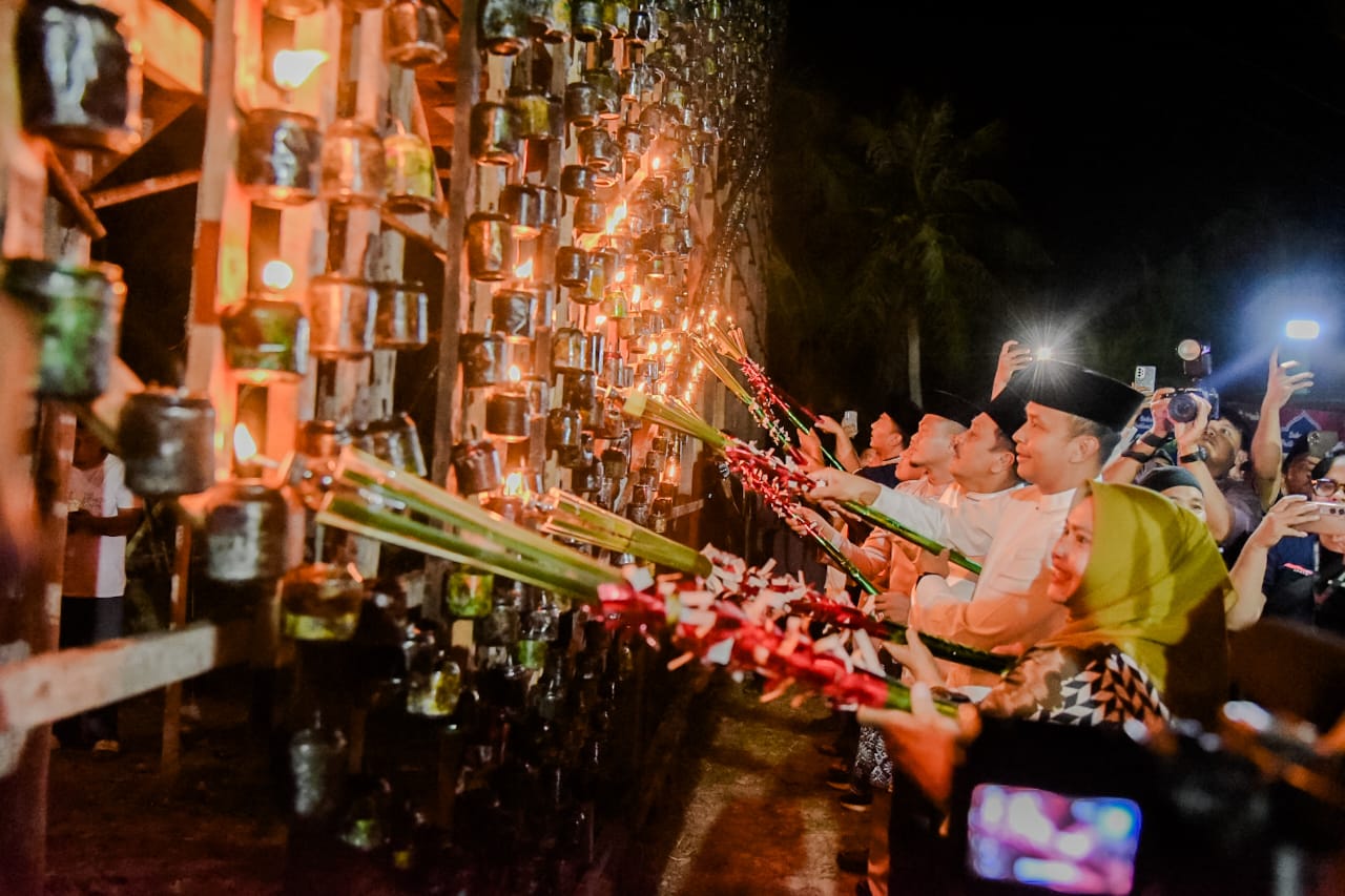 Bupati Kasmarni Buka Festival Lampu Colok 2026, Lestarikan Warisan Budaya Melayu