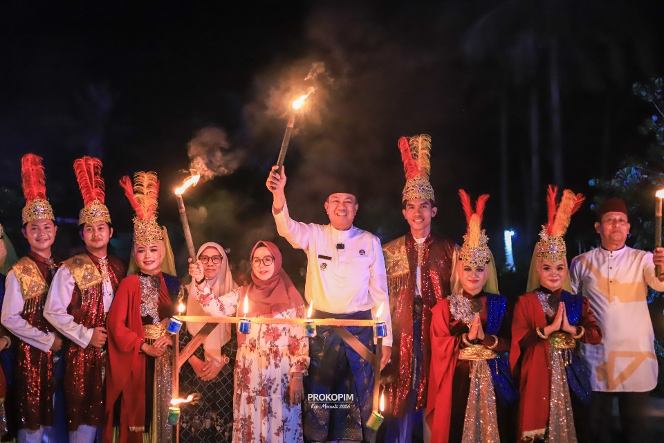 Wabup Muzamil Resmi Buka Festival Lampu Colok Ramadan 1447 H di Desa Insit