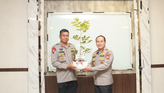Kapolda Riau Tiadakan Open House, Bagikan Bibit Pohon ke Jajaran
