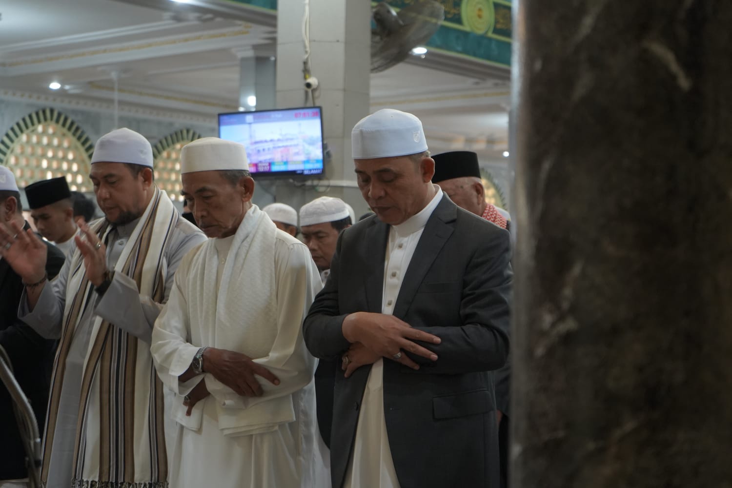 Bupati Herman memimpin Salat Idul Fitri bersama ribuan jemaah di Masjid Agung Al-Huda