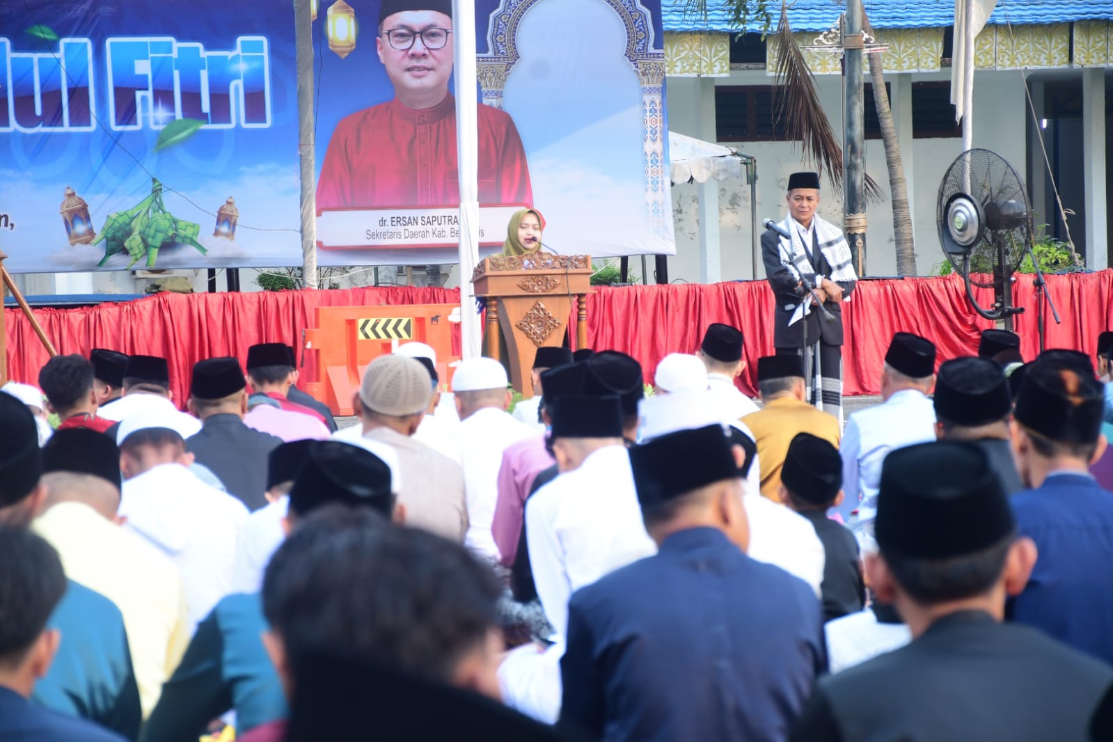 Bupati Kasmarni Shalat Idul Fitri Bersama Keluarga dan Warga di Lapangan Tugu Bengkalis