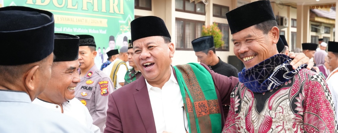 Bupati Suhardiman Amby Pimpin Shalat Idul Fitri di Kuantan Hilir
