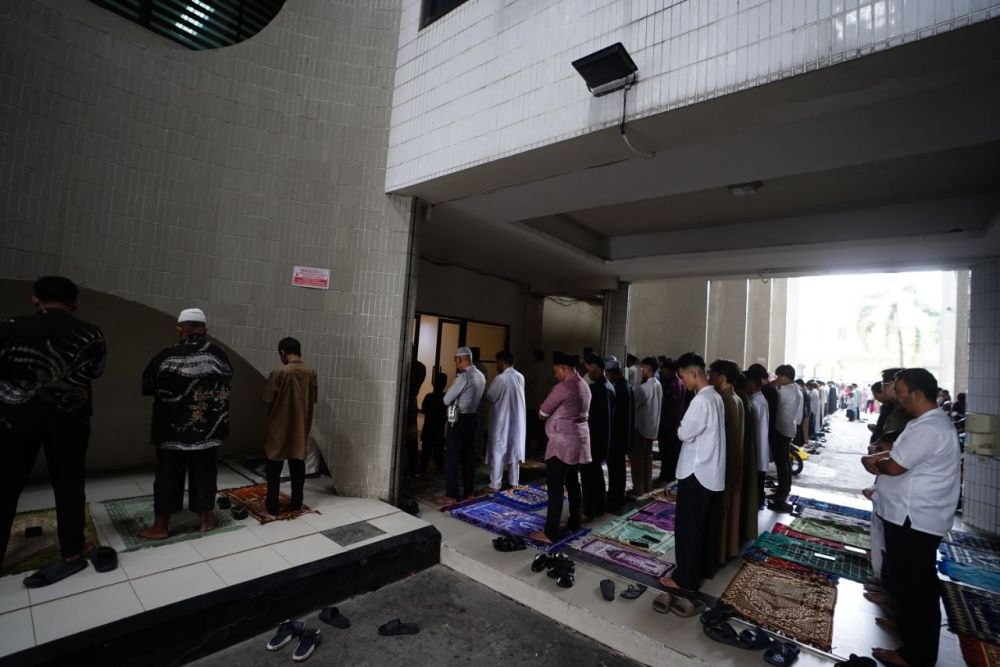 Diguyur Hujan, Salat Idul Fitri Pemprov Riau Pindah ke Masjid Al HidayahÂ