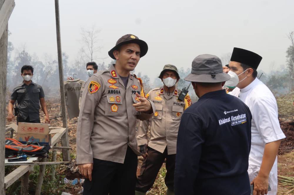 Karhutla Dekat Stadion Dumai, Wawako Sugiyarto Turun Langsung Pimpin Pemadaman