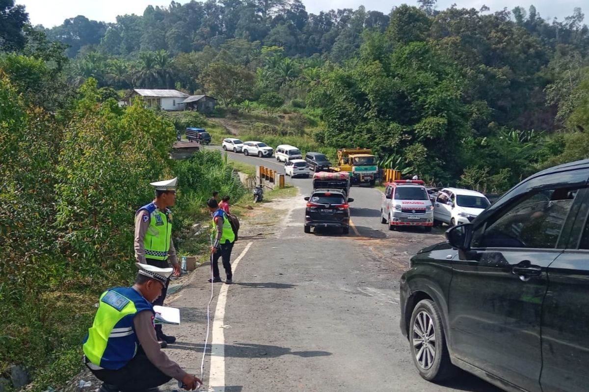 Truk Mundur di Tanjakan Hantam Minibus di Simalungun, 3 Warga Riau Tewas Saat Liburan