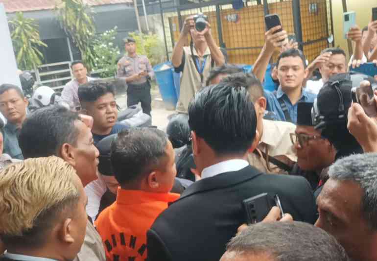 Sidang Perdana Gubernur Riau Abdul Wahid Digelar, Massa Padati Pengadilan Negeri Pekanbaru