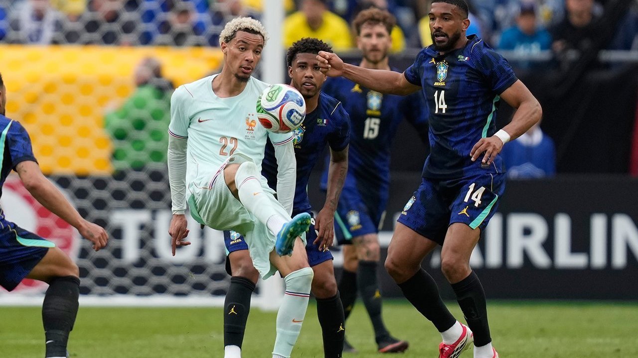 Prancis Tumbangkan Brasil 2-1, Mbappe dan Ekitike Bawa Les Bleus Menang Meski 10 Pemain