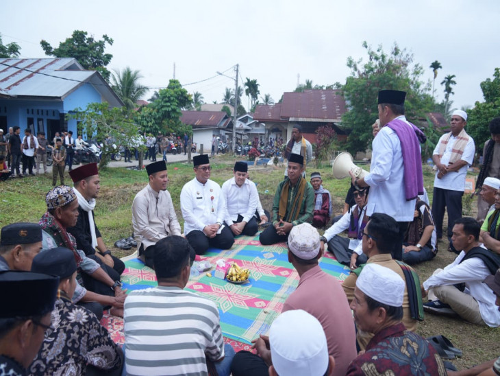 Bupati Kampar Dampingi Sekda Riau Ziarah Kubur pada Tradisi Ayo Onam