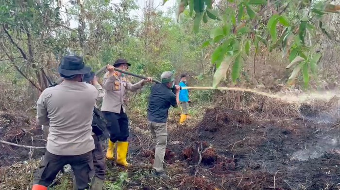 Kapolda Riau dan Rocky Gerung Tinjau Karhutla di Dumai, Risiko Masih Tinggi