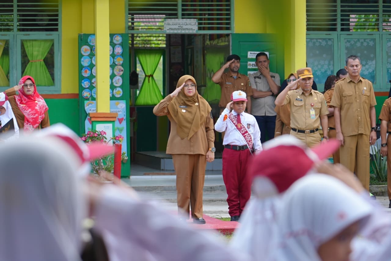 Kembali ke Sekolah Lama, Bupati Afni Berbagi Kisah dan Motivasi untuk Pelajar Siak