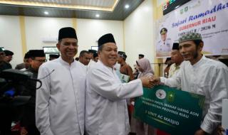Plt Gubri SF Hariyanto Serahkan 2 Unit AC dan Bantuan untuk Masjid Nurhidayah Bengkalis