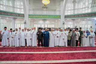 Wako Dumai Paisal Kukuhkan Pengurus Masjid Paripurna Al-Manan dan Salurkan Santunan Anak Yatim