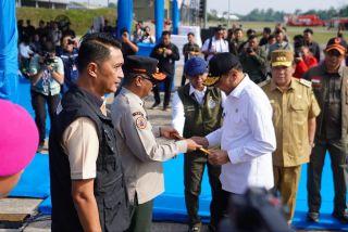 Atasi Karhutla di Riau, Pemerintah Pusat Serahkan Bantuan Peralatan Rp1 MiliarÂ 