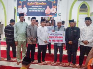 Pemkab Rohil Salurkan Bantuan Ratusan Juta untuk Rumah Ibadah saat Safari Ramadhan di Sinaboi