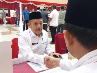 Muliardi Tunaikan Zakat Maal di Gerakan Pembayaran Zakat Provinsi Riau