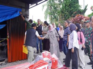 Wabup Misharti Serahkan Bantuan untuk Keluarga Korban Kebakaran di Desa Tanah Merah
