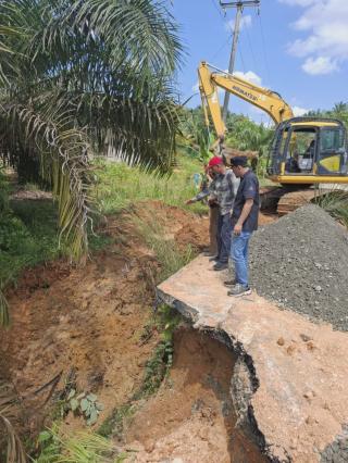 Pemprov Riau Gerak Cepat Perbaiki Jalan Putus Lipat Kainâ€“Lubuk Agung Jelang Mudik