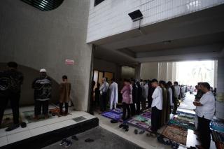 Diguyur Hujan, Salat Idul Fitri Pemprov Riau Pindah ke Masjid Al HidayahÂ 