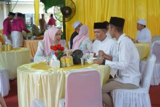 Hangat Tanpa Sekat, Wakil Bupati Inhil Rayakan Idulfitri Bersama Warga di Tembilahan