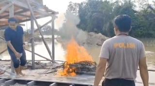 Polisi Tindak Tambang Emas Ilegal di Kuansing, Rakit PETI Dibakar di Sungai Bawang