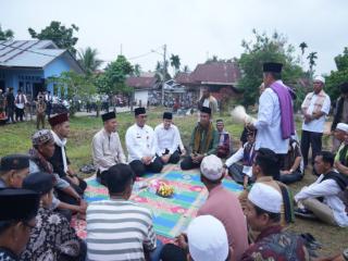 Bupati Kampar Dampingi Sekda Riau Ziarah Kubur pada Tradisi Ayo Onam