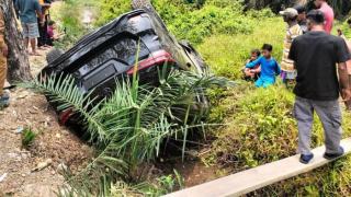 Ditabrak Innova hingga Terbalik, Wakil Ketua DPRD Bengkalis Dilarikan ke Rumah Sakit