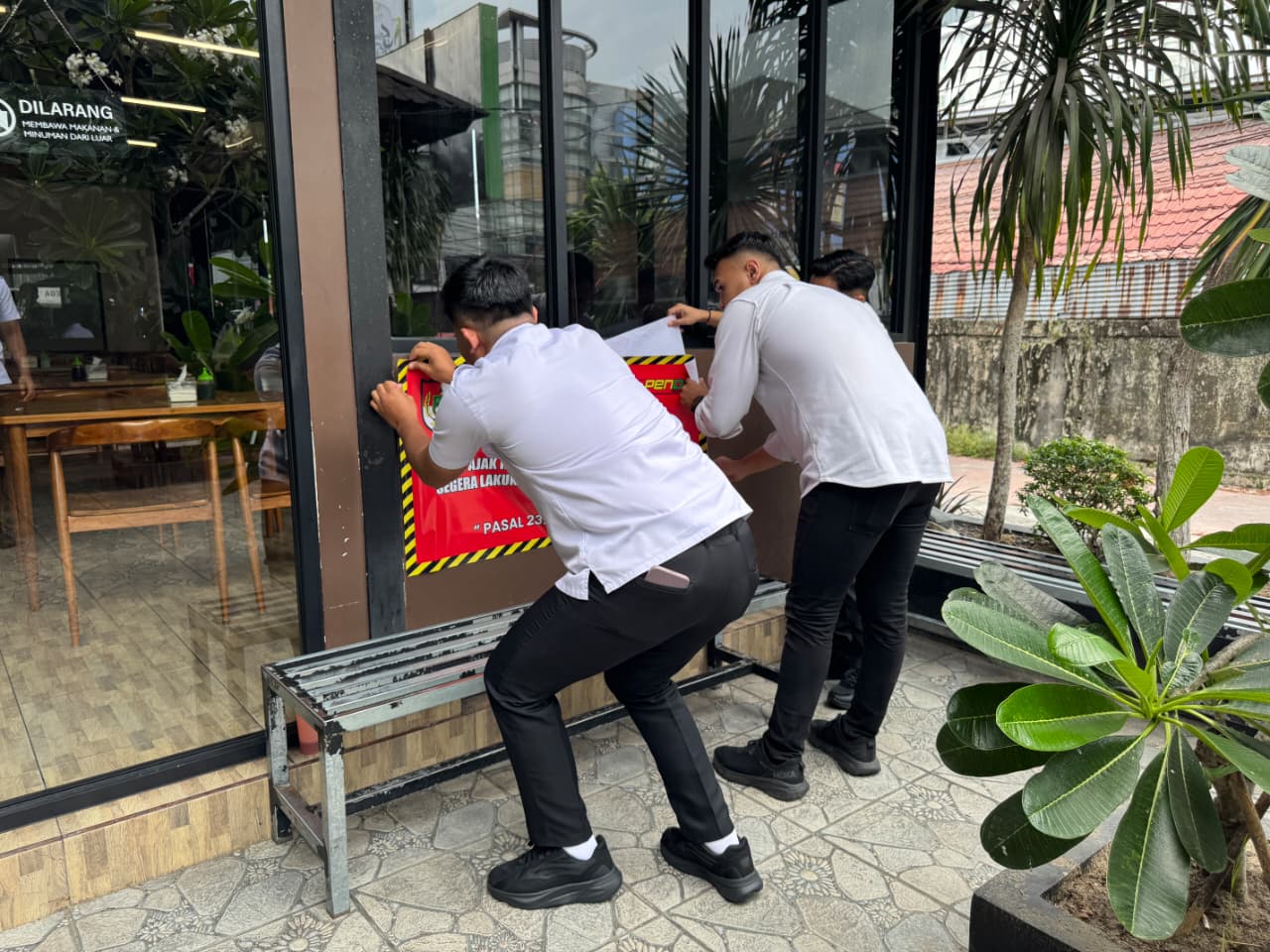 Bapenda Pekanbaru Segel Sementara Restoran dan Kafe Penunggak Pajak di Jalan Riau