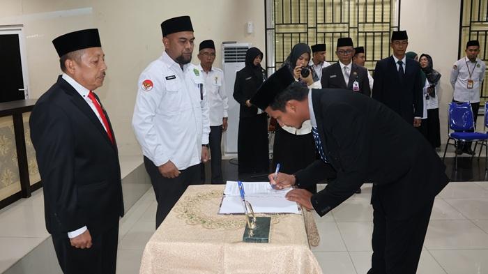Ka. Kanwil Kemenag Riau Lantik Pejabat Pengawas dan Kepala KUA