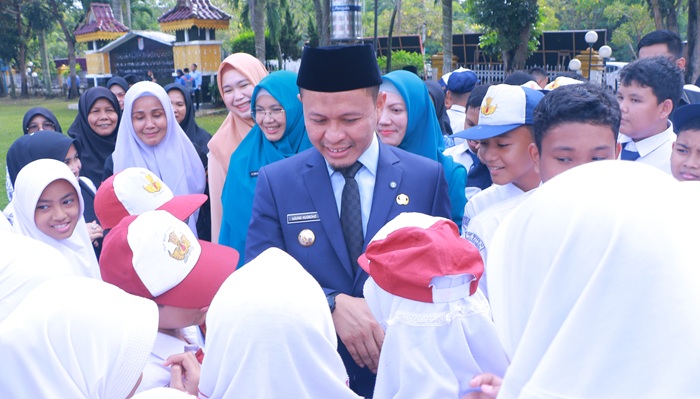 Pemko Pekanbaru Siapkan Seragam Sekolah Gratis untuk Anak Kurang Mampu