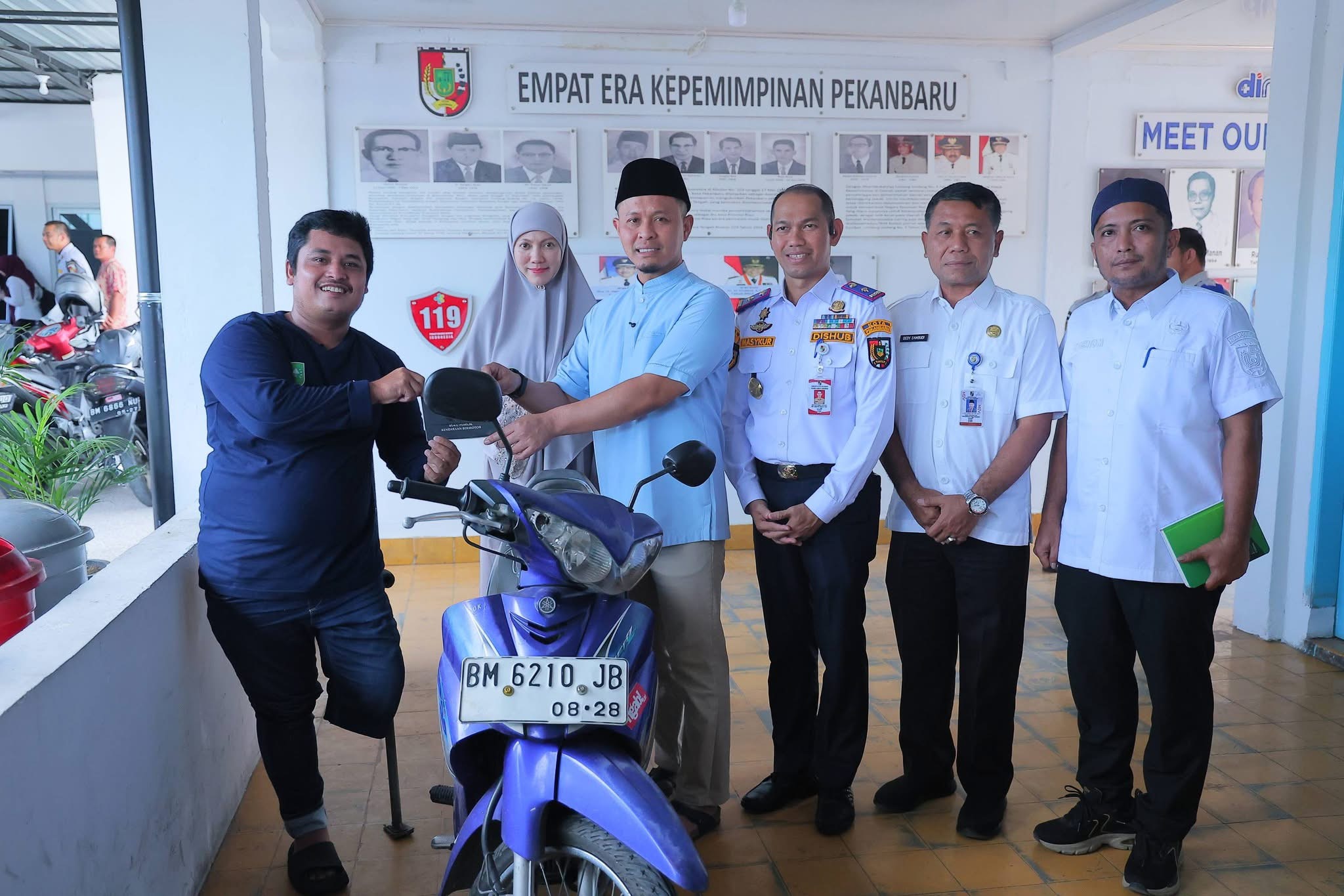 Wali Kota Pekanbaru Serahkan Bantuan Sepeda Motor untuk Warga Disabilitas