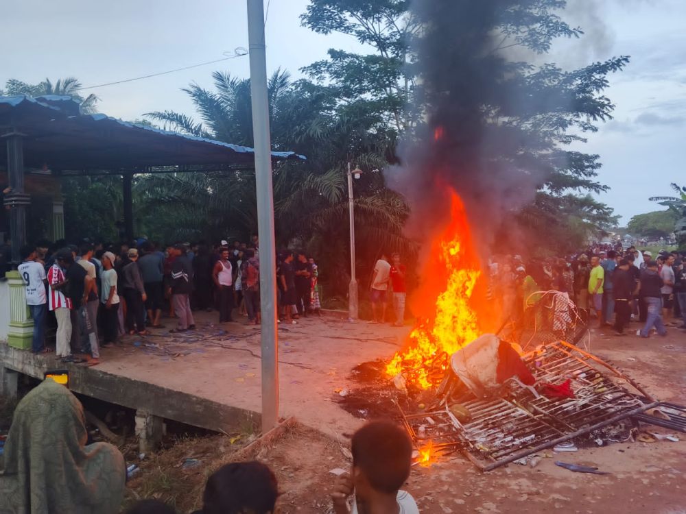 Aksi Demo Anti Narkoba di Rohil Berujung Ricuh, Rumah Diduga Bandar Dibakar Massa