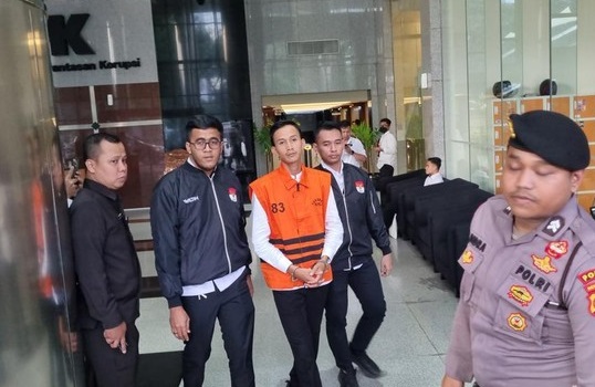 Skandal â€˜Jatah Premanâ€™ Riau: Ajudan Gubernur Jadi Tersangka dan Ditahan KPK