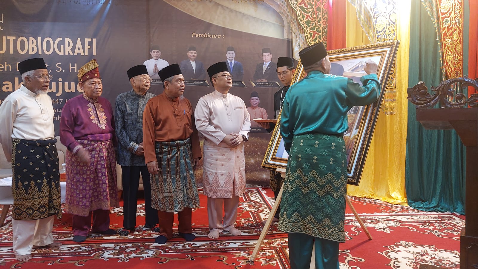 Peluncuran Autobiografi Saleh Djasit di LAMR Berlangsung Khidmat dan Sarat Nuansa Adat
