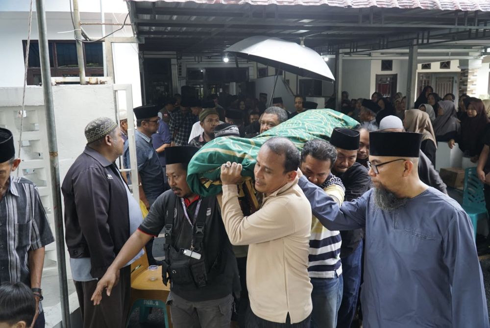 Tokoh Pers Nasional Zulmansyah Sekedang Berpulang, Ketua PWI Pusat dan Sekdaprov Riau Lepas Jenazah