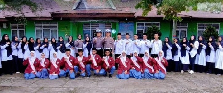 Polres Kampar Edukasi Siswa MAN 2 Kampar soal Keselamatan Berkendara dan Aksi Penghijauan