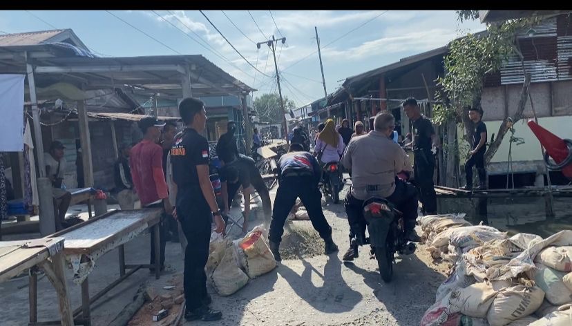 Polri dan Warga Panipahan Gotong Royong Perbaiki Jalan dan Bersihkan Masjid