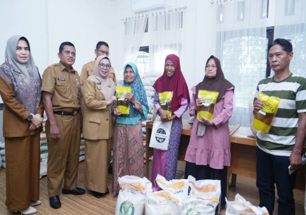 Program Badan Pangan Nasional Digulirkan di Kampar, Bulog Salurkan Beras dan Minyak ke Warga