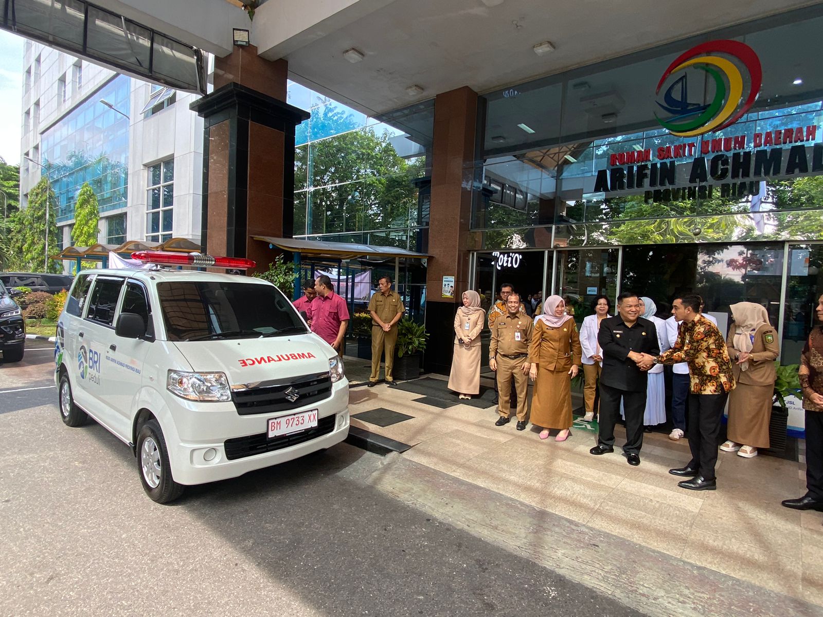 RSUD Arifin Achmad Terima Dua Ambulans, Layanan Gratis untuk Masyarakat Diperkuat