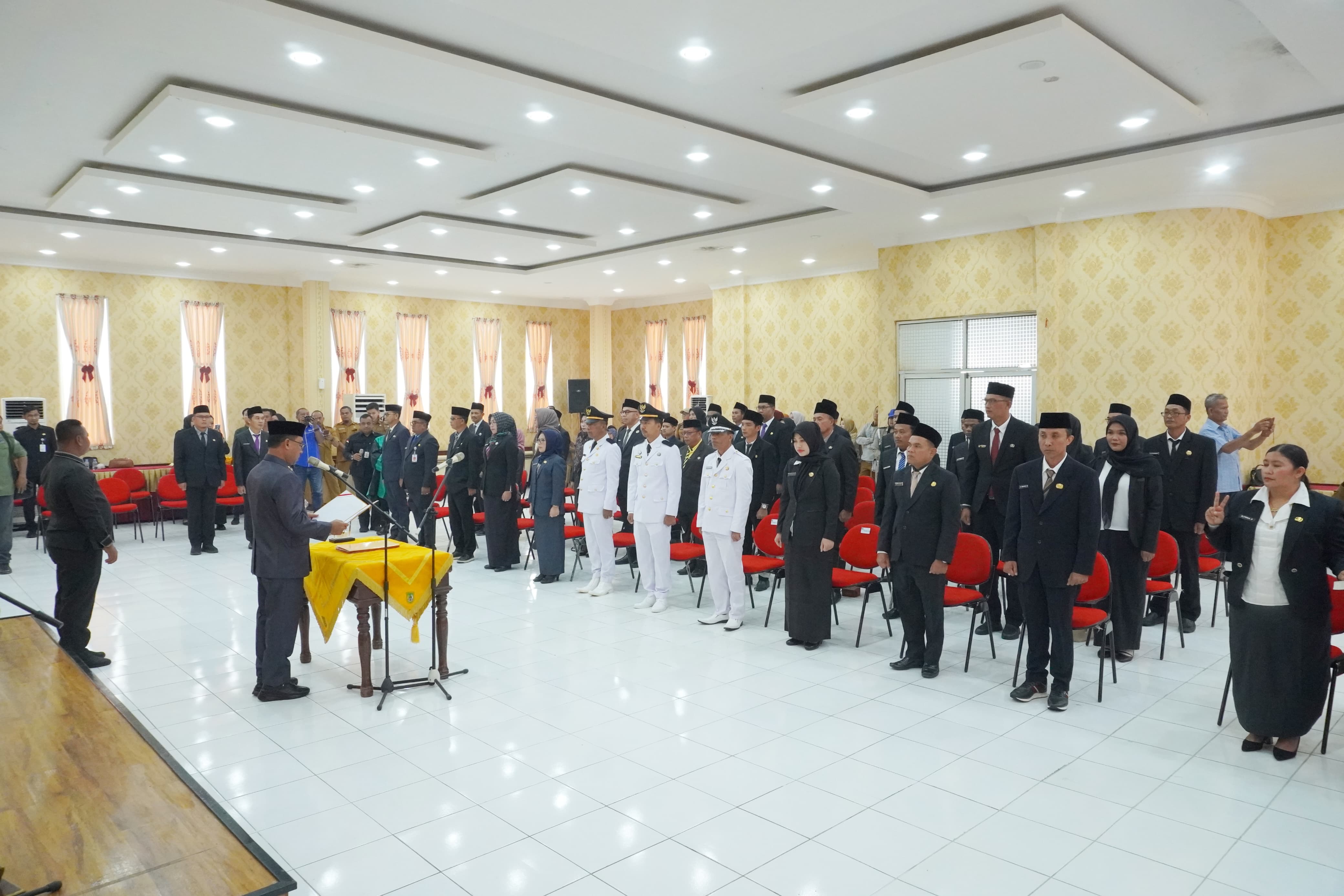 Sekda Rohil Lantik Puluhan Pejabat, Tekankan Peran sebagai Penggerak Utama Birokrasi