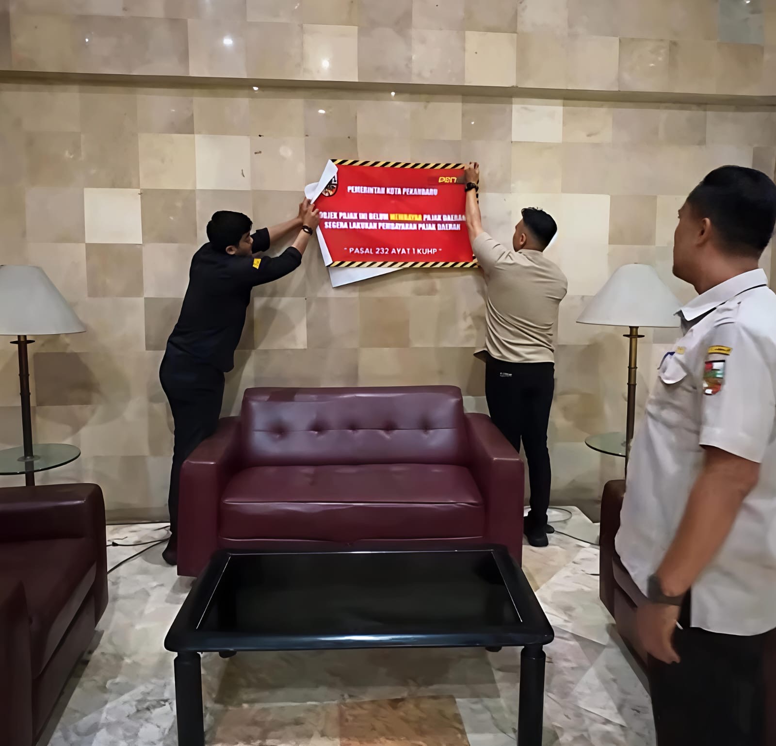 Tunggak Pajak Bertahun-tahun, Hotel di Sudirman Dipasangi Stiker Peringatan