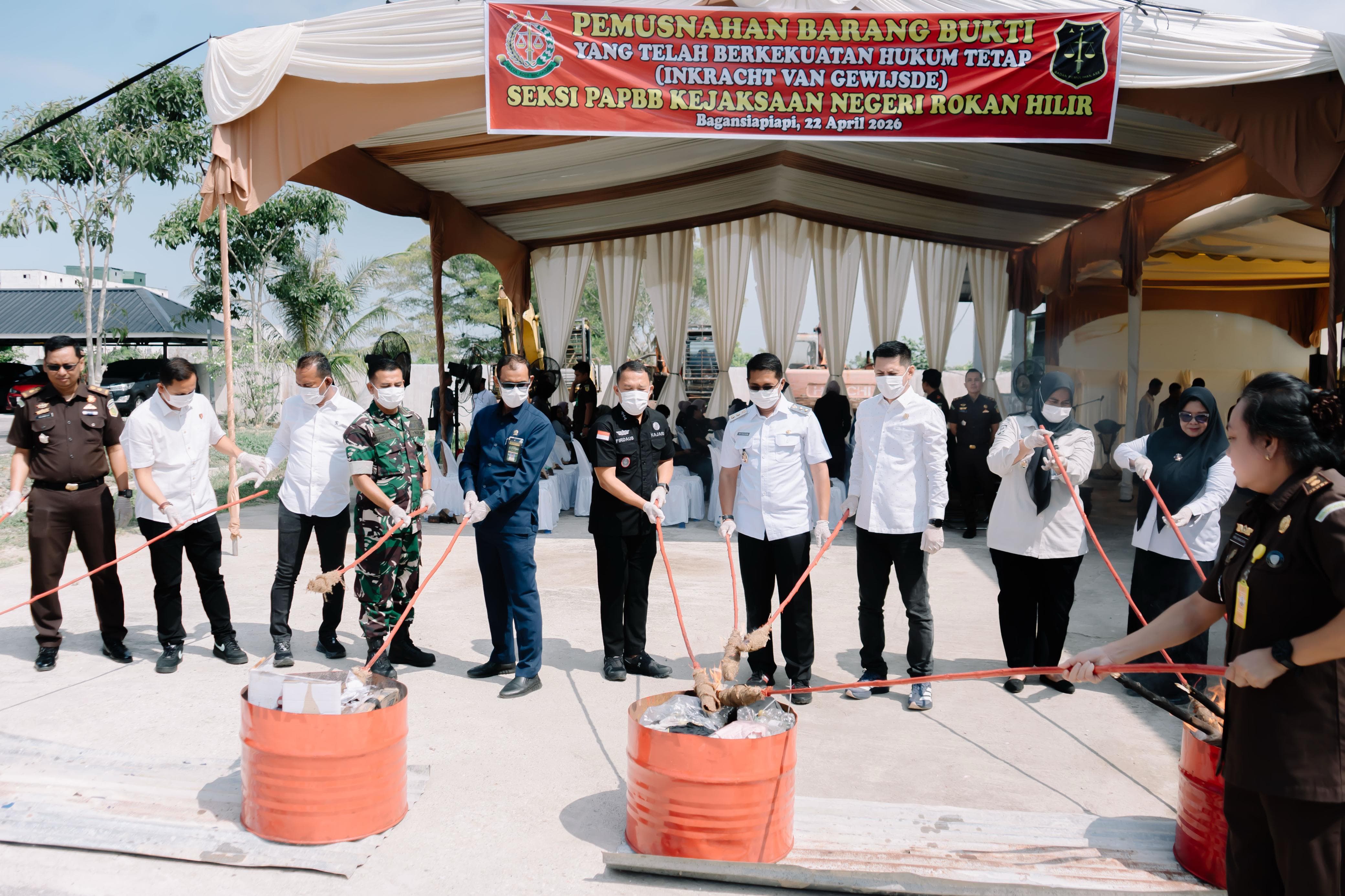 Wabup Jhony Charles dan Kajari Firdaus Pimpin Pemusnahan Barang Bukti 76 Perkara di Rohil