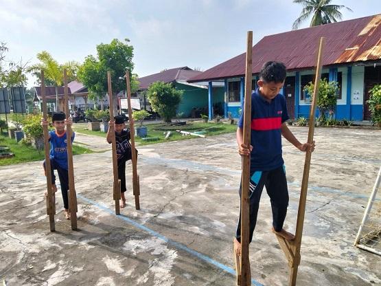 Kenalkan Permainan Tradisional, MTsN 3 Bengkalis Praktikkan Permainan Enggrang