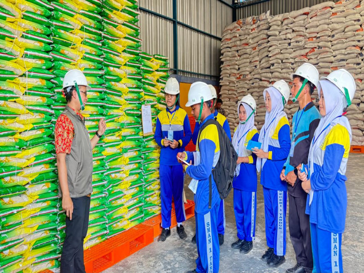 Perum Bulog KC Kampar Ajak Pelajar Kenali Ketahanan Pangan Lewat Eduwisata