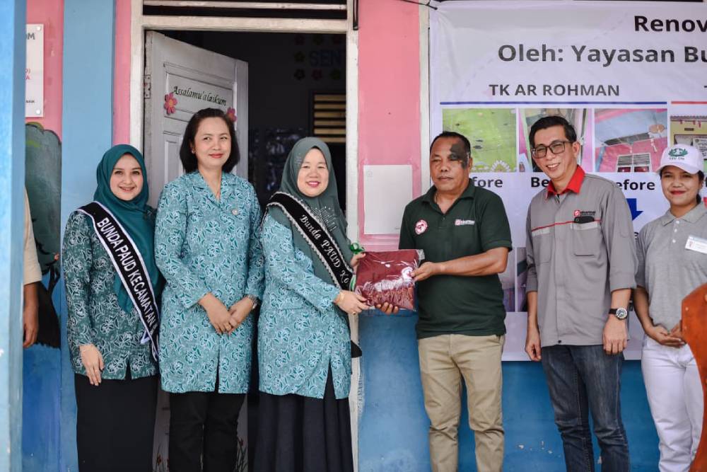 Perkuat PAUD di Dumai, Hj Leni Ramaini Terima Bantuan Renovasi TK dan Seragam dari Tzu Chi–Sinar Mas