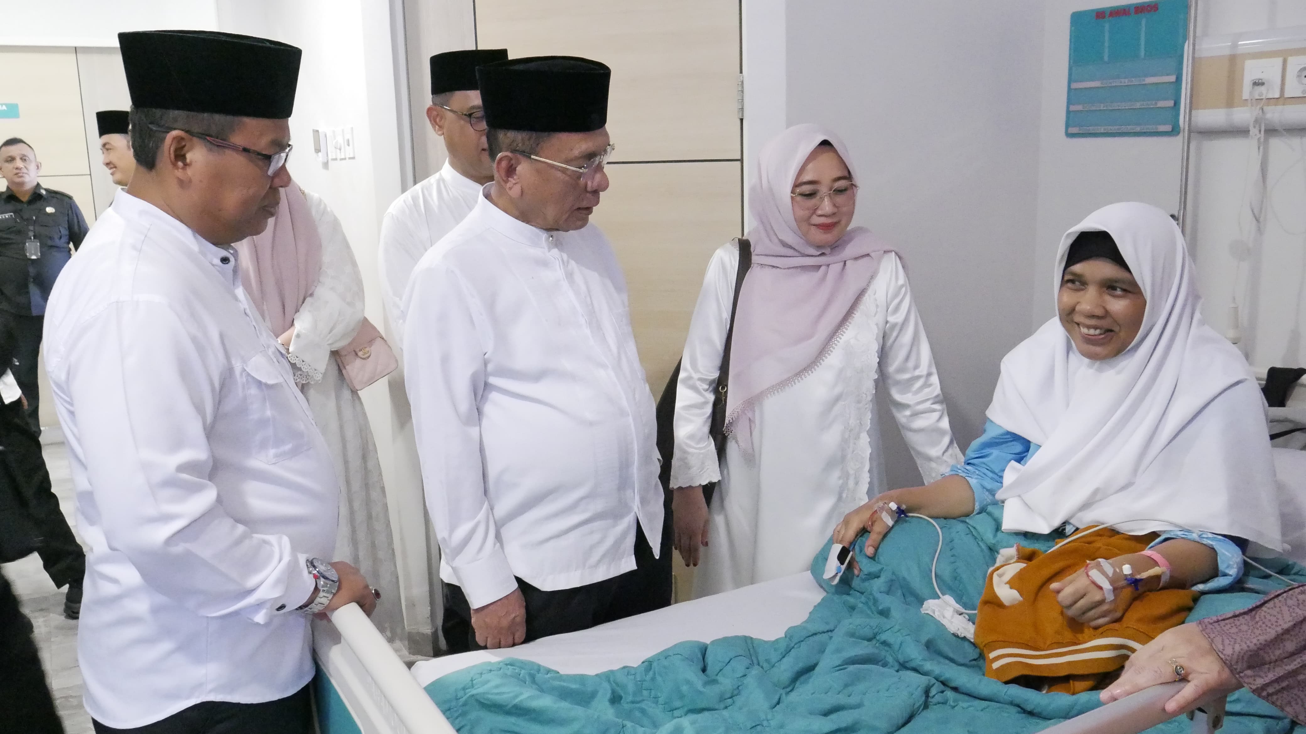 Jenguk CJH Sakit di Batam, Bupati Rohil H. Bistamam Beri Dukungan dan Doa