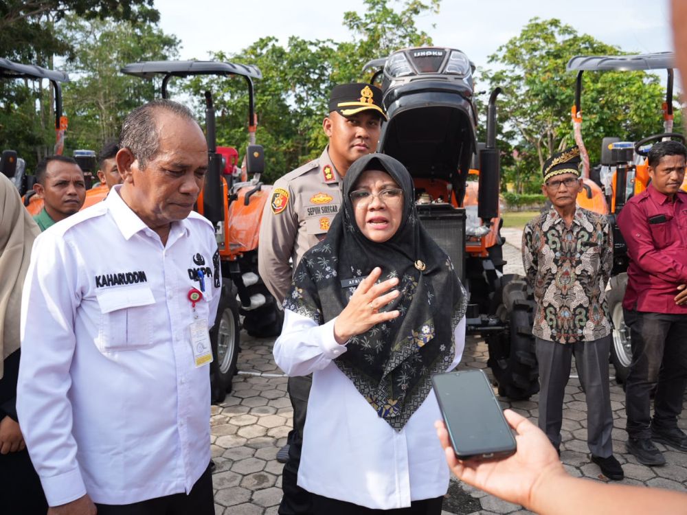 Bupati Afni Salurkan Alsintan Rp8,7 Miliar ke 20 Kelompok Tani di Siak