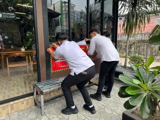 Bapenda Pekanbaru Segel Sementara Restoran dan Kafe Penunggak Pajak di Jalan Riau
