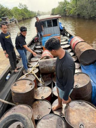 Kapal KM Surya Digerebek, 10 Ribu Liter Solar Subsidi Ilegal Disita Polisi di Riau